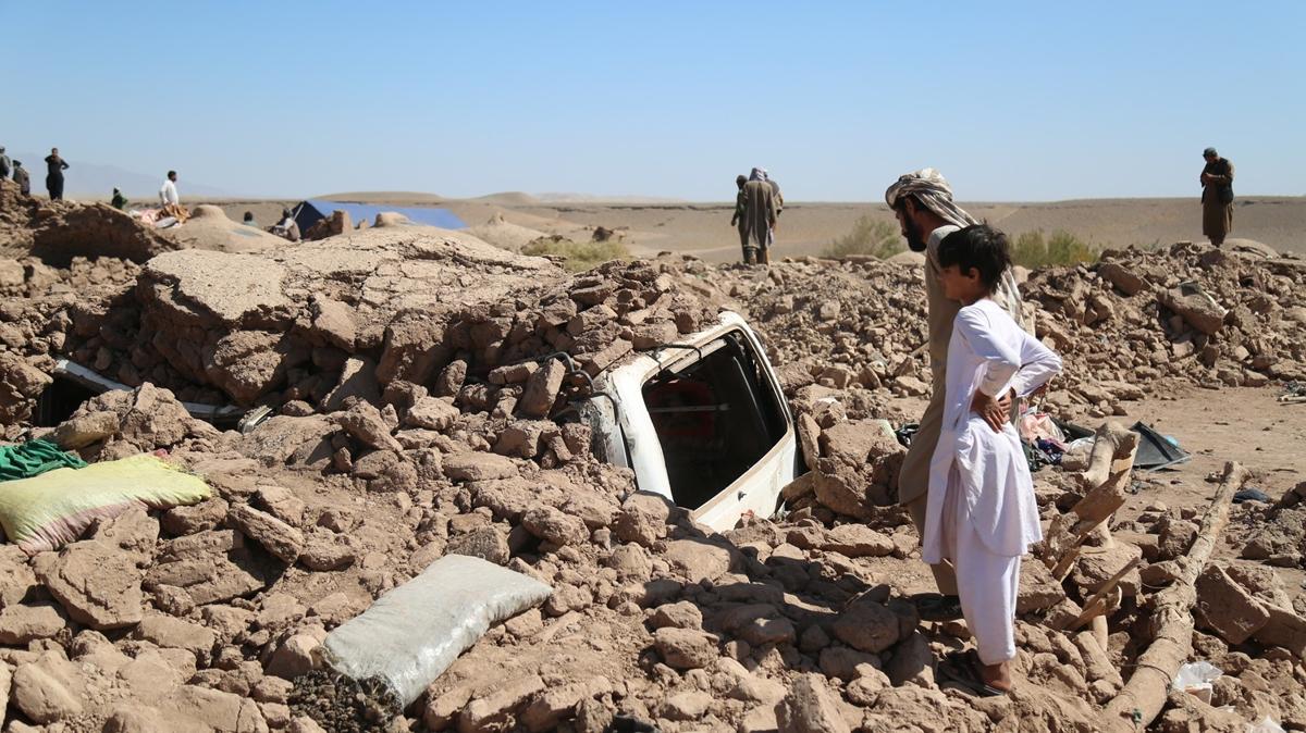 Afgan depremzedeler uluslararas yardm bekliyor