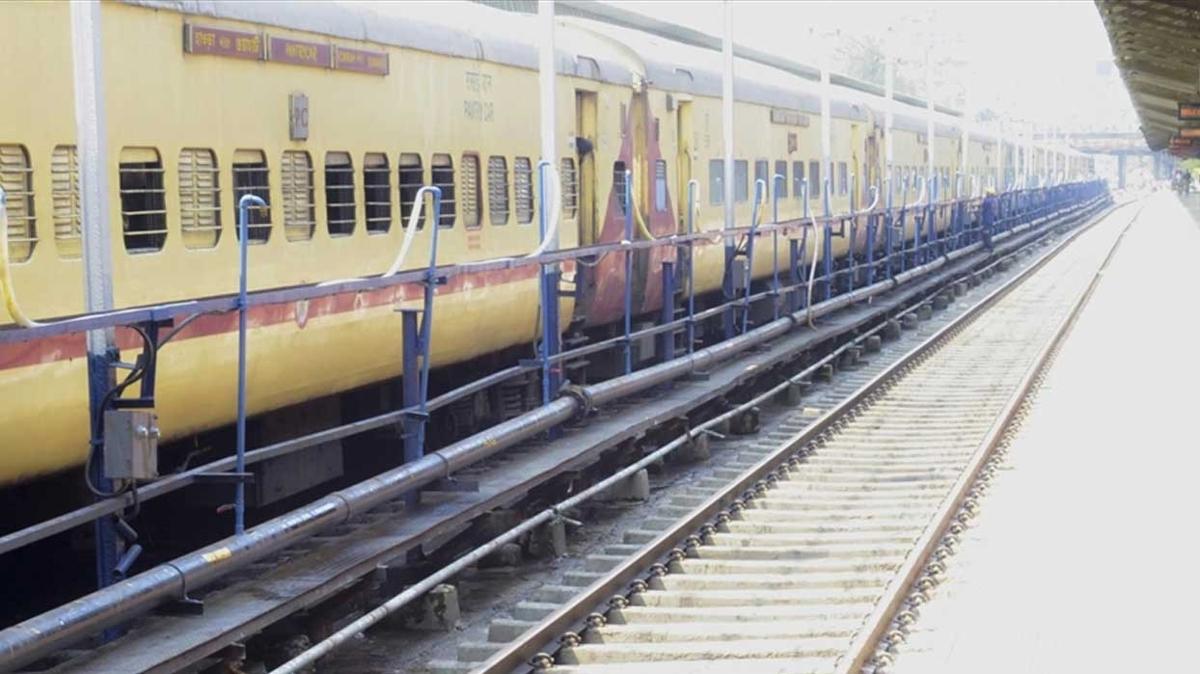 Hindistan'da tren raydan kt: 4 l