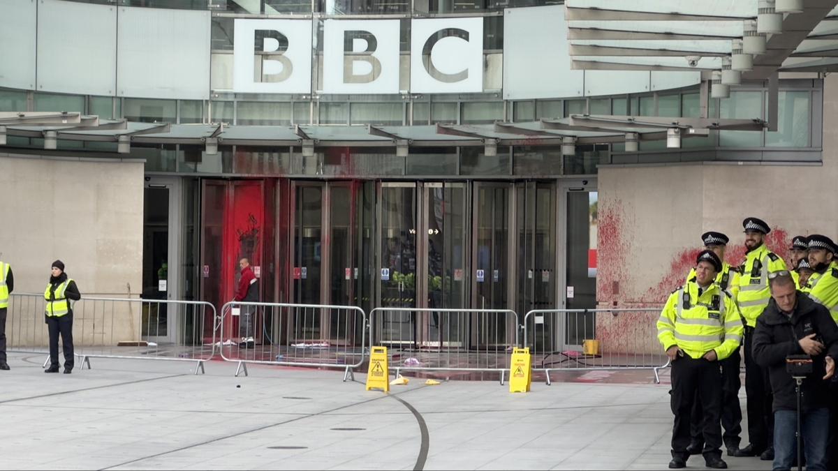 ngiltere'de srail protestosu... BBC binasn krmzya boyadlar