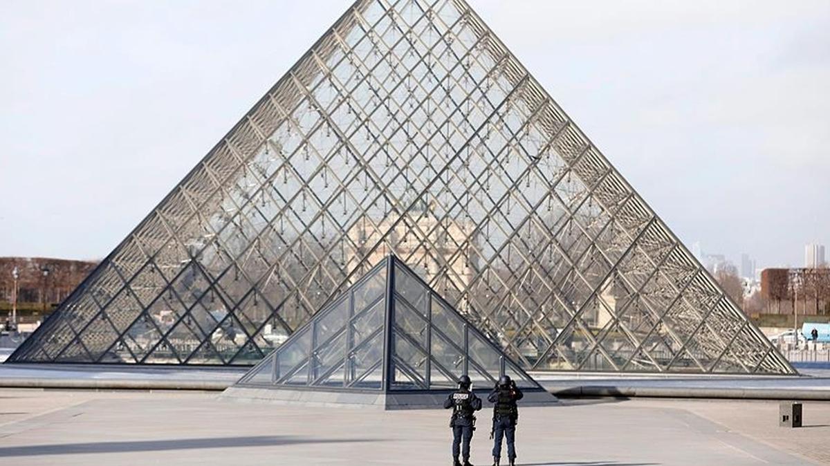 Paris'teki Louvre Mzesi'nde bomba ihbar