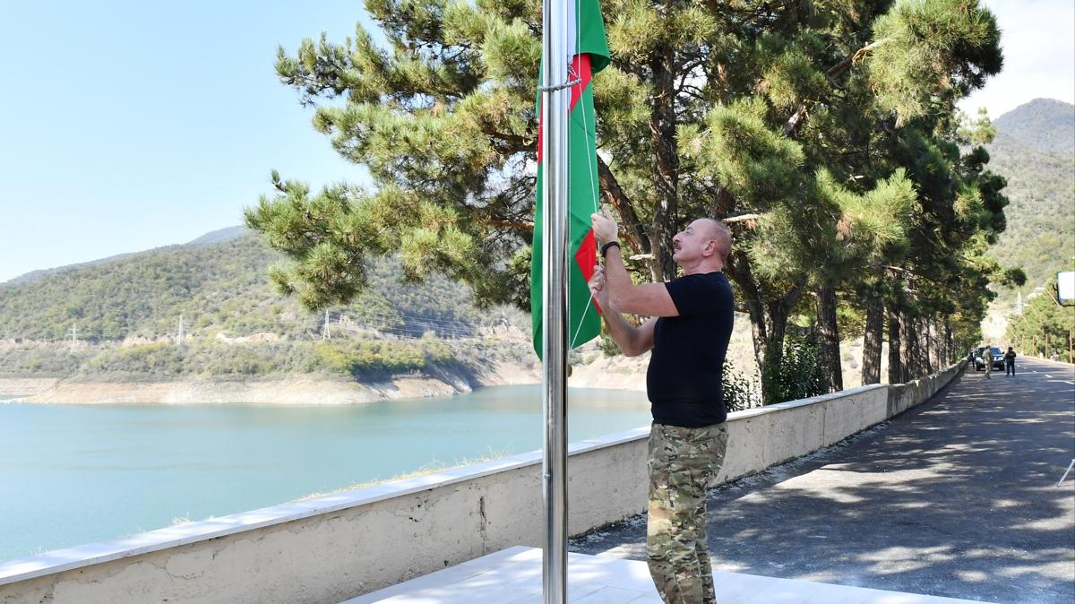 Aliyev, Hankendi ve Hocal'da Azerbaycan bayran gndere ekti