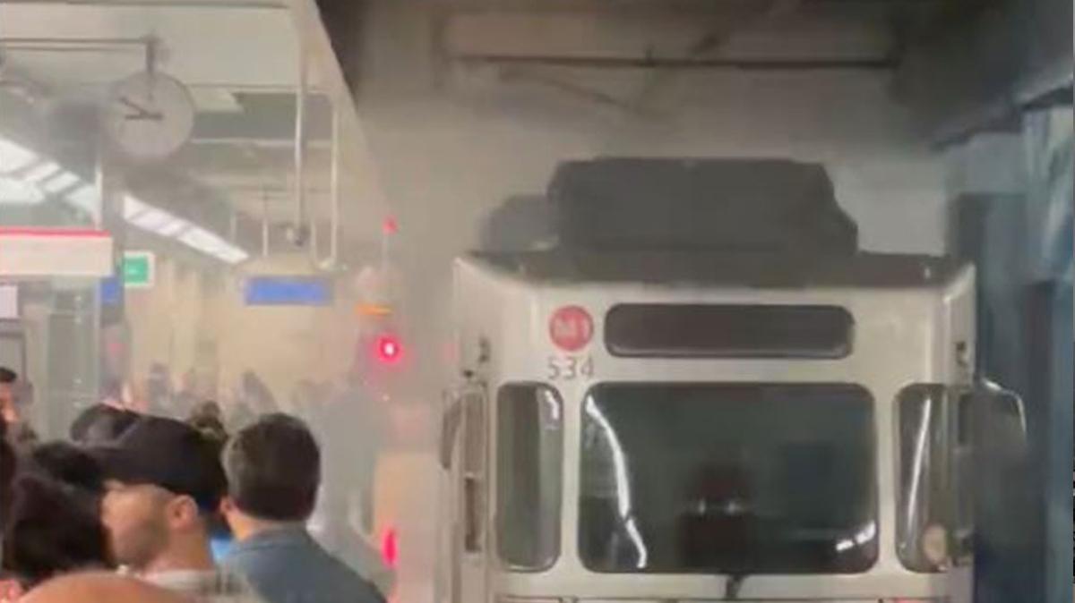 stanbullu metroda yine madur oldu: Ykselen dumanlar vatandalarda panie neden oldu