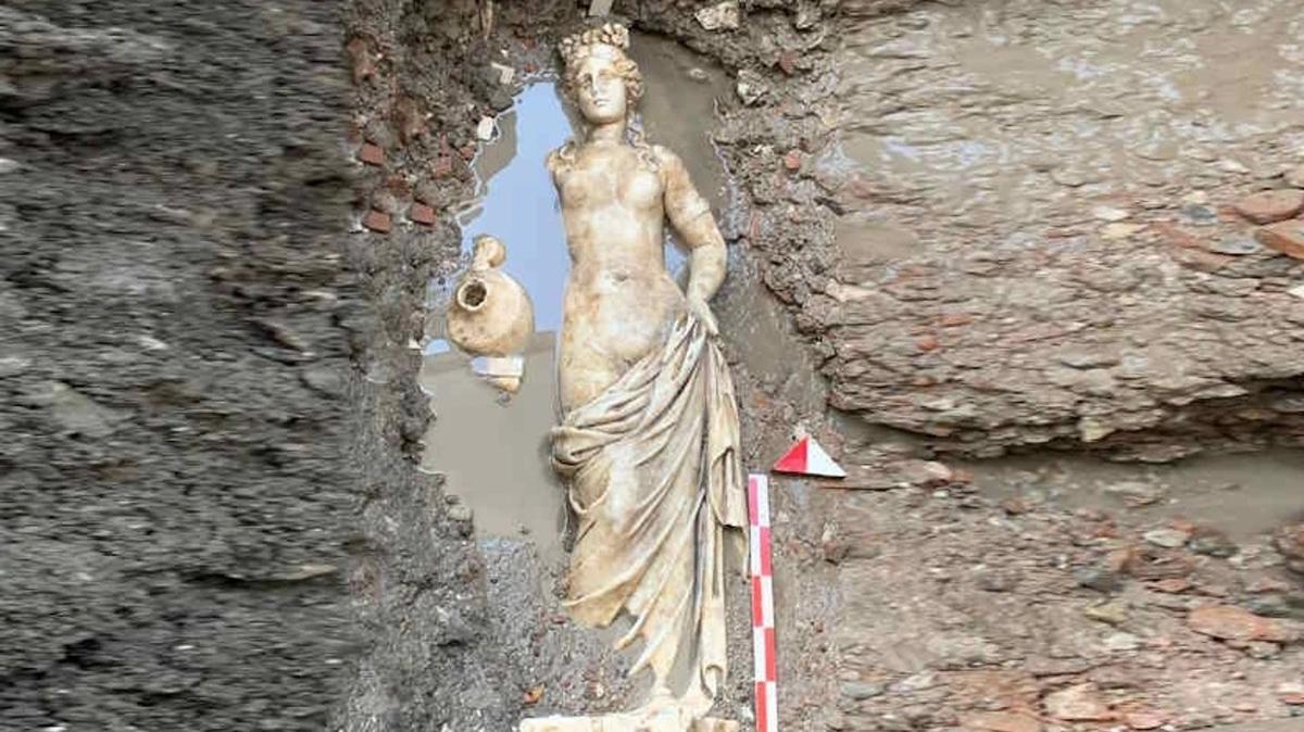 Kaz almalarnda bulunan 'su perisi' heykeli sergileniyor