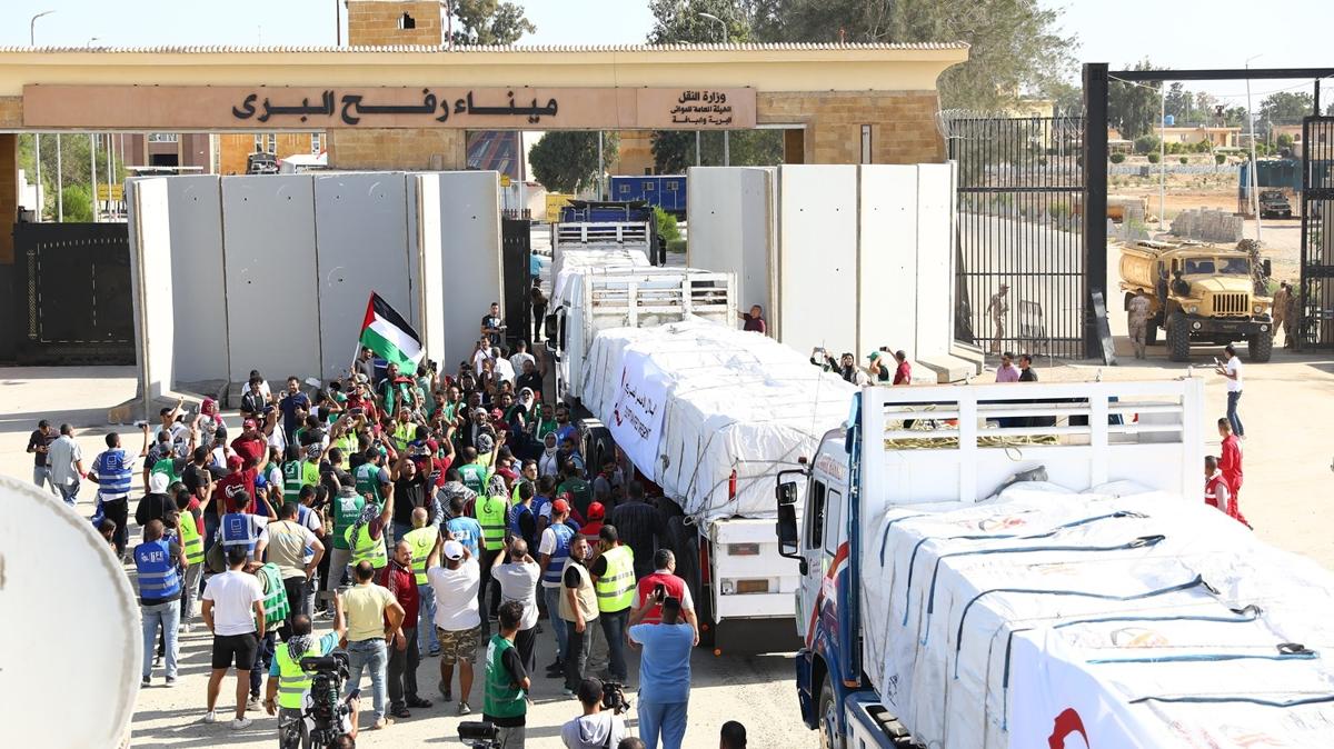Msr Kzlay: Refah Snr Kaps'ndan giri yapan yardm konvoyu tbbi malzemeden oluuyor