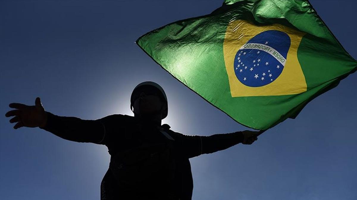 Rio de Janeiro'da ete terr: Halk otobslerini yaktlar