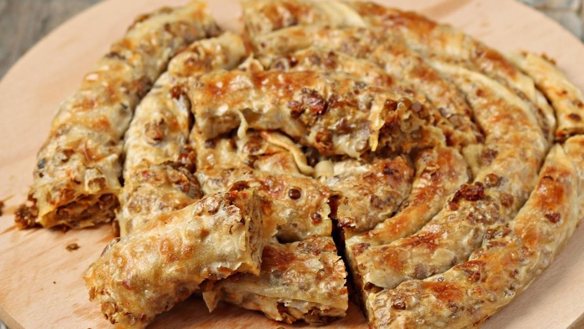 Doyurucu bir lezzet leni! Kokusu mutfaa aran brek tarifi! Kumpir brei nasl yaplr"