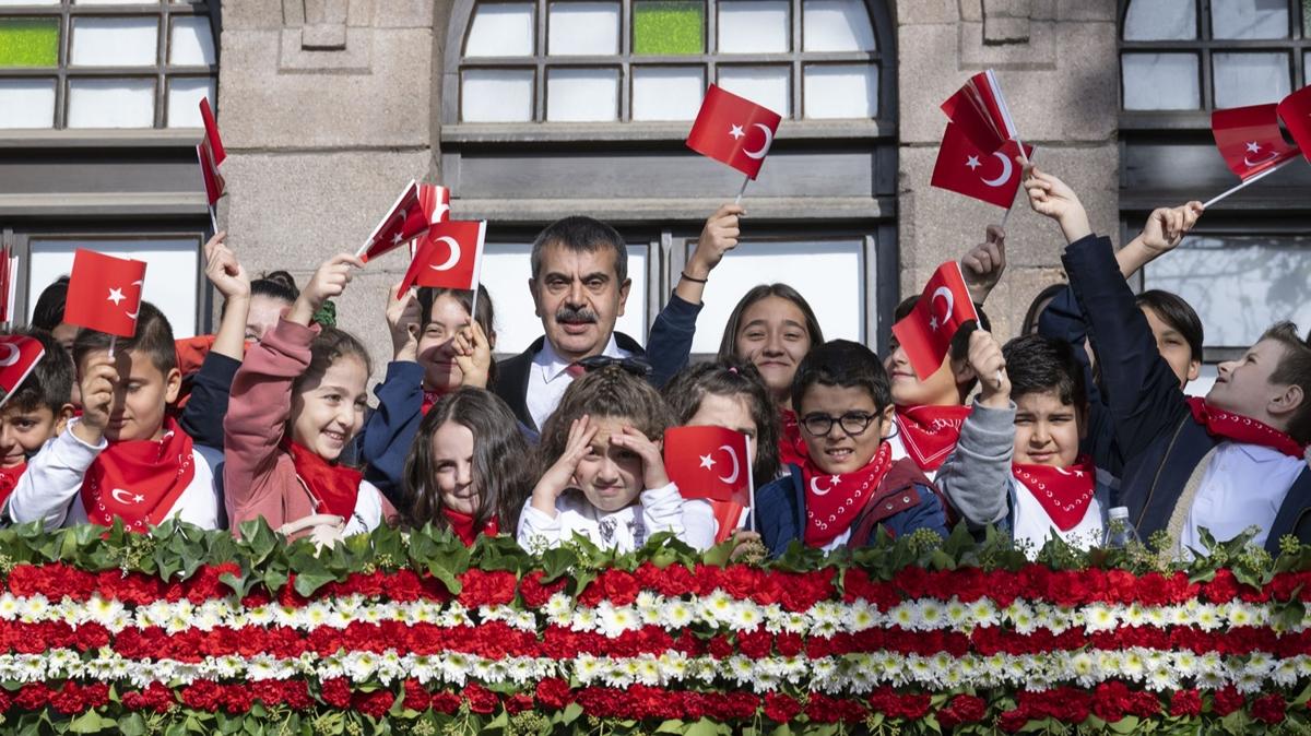 Birinci Meclis'i ziyaret eden Milli Eitim Bakan Tekin: ocuklarmzn Cumhuriyet'e sahip kmalar ok nemli