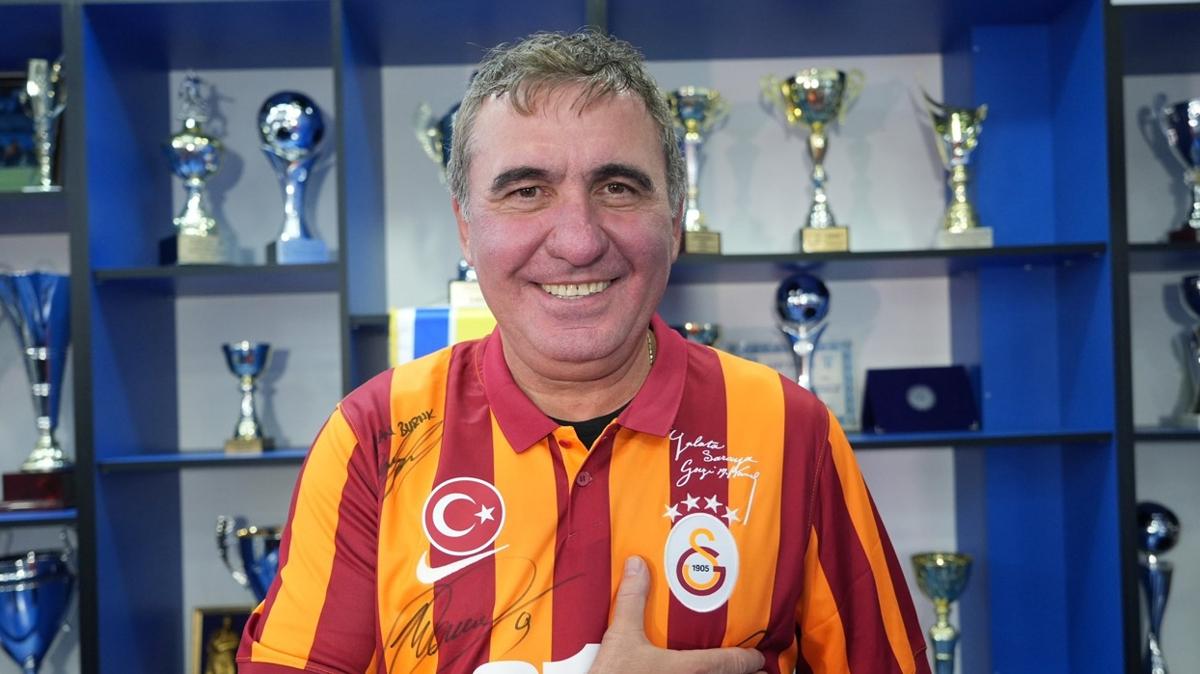 Galatasaray efsanesi Gheorghe Hagi, 100. yl formasn giydi