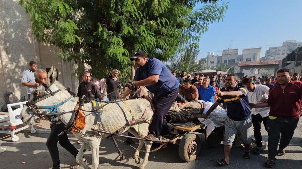 Gazze'de yarallar at arabalar ile sevk ediliyor