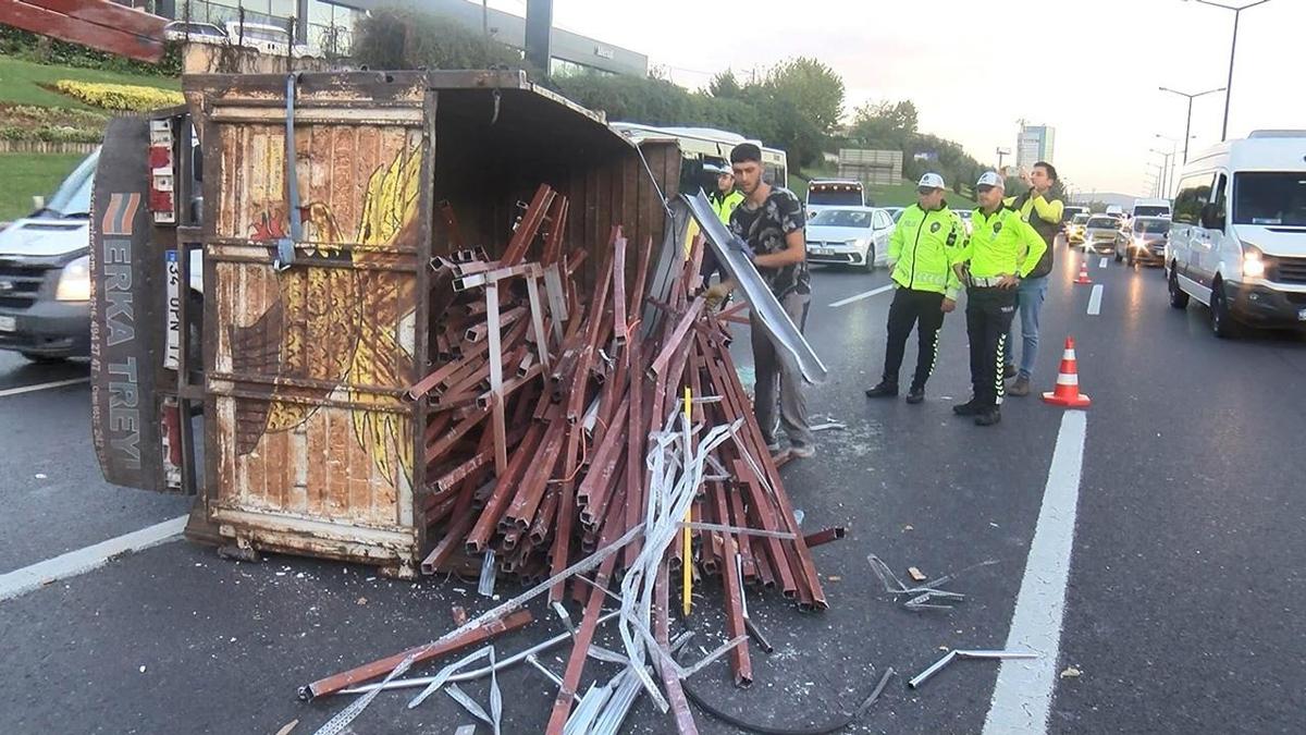 TEM'de devrilen kamyonet trafik younluu oluturdu