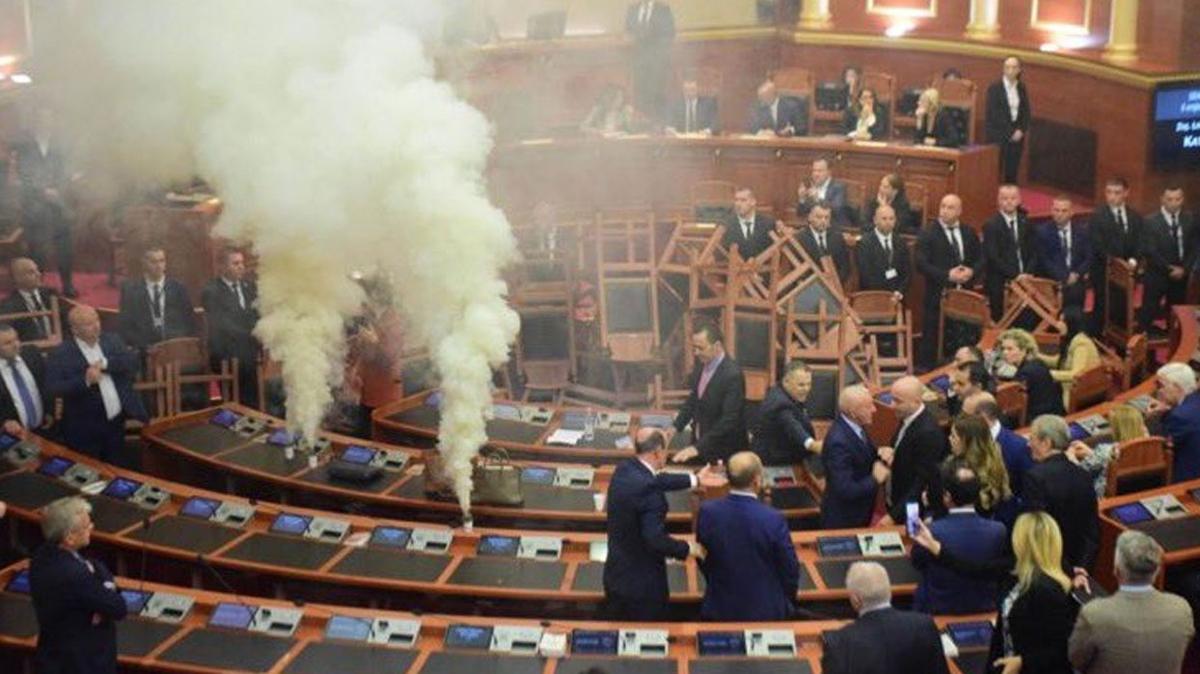 Arnavutluk Meclisinde tansiyon yine ykseldi