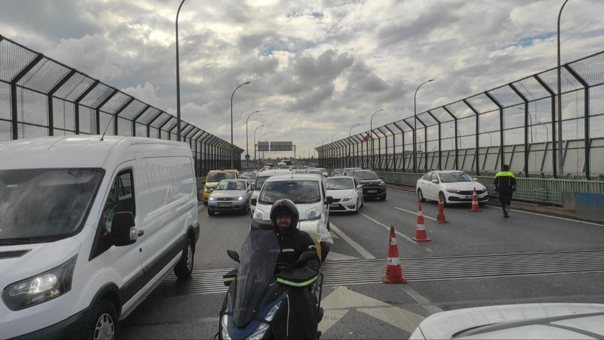 Hali'te otomobil devrildi: Trafik younluu yaand
