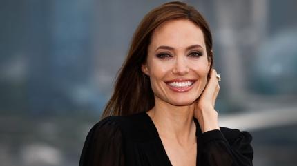 Dolgun dudaklarn zahmetsiz srlar! Angelina Jolie dudaklar nasl olur?