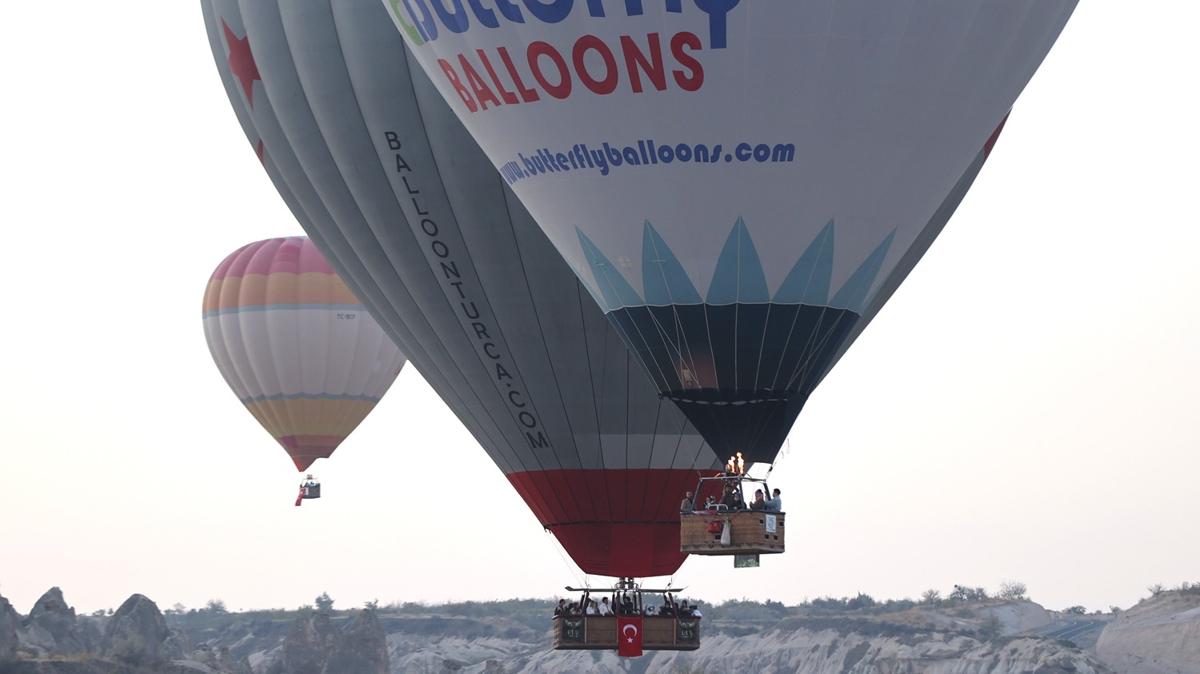 Kapadokya'da balonlar Atatrk posterleriyle havaland