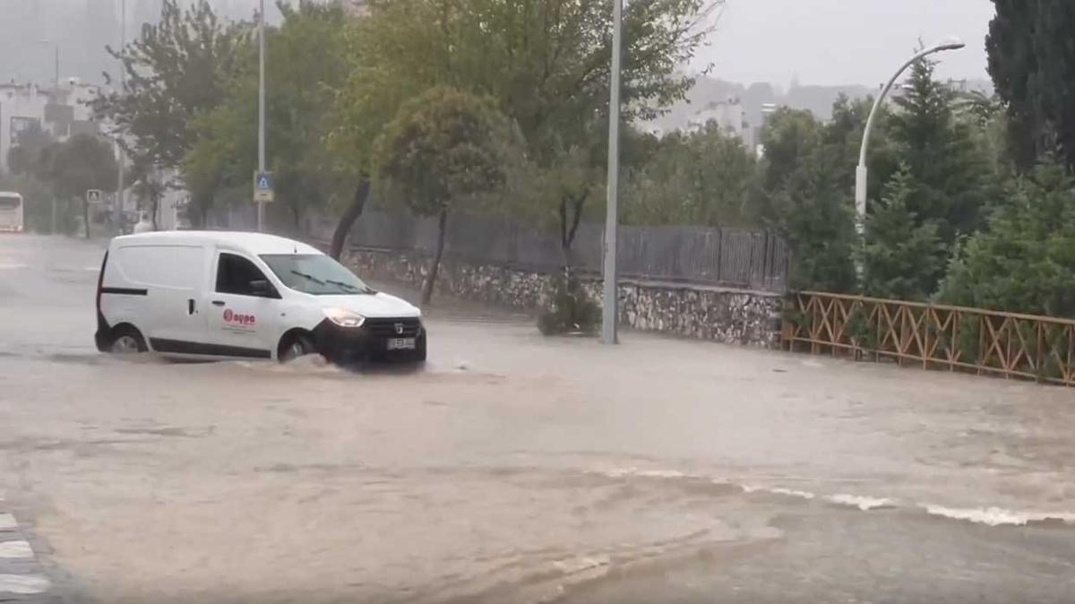 Aydın'da cadde ve sokaklar göle döndü... Sürücüler zor anlar yaşadı