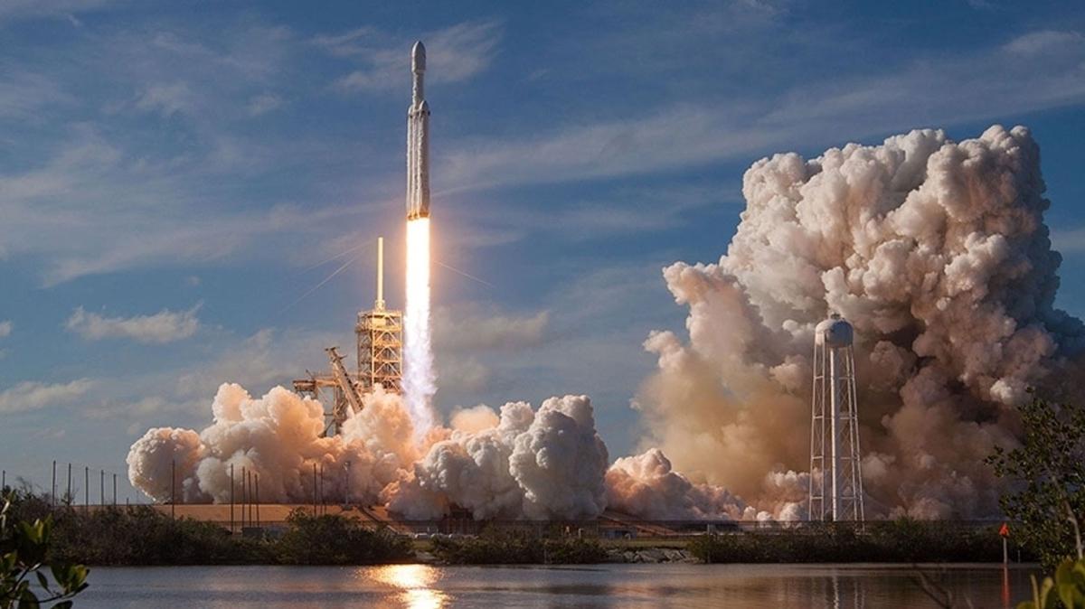 SpaceX'e ait roket ile bağlantı kesildi
