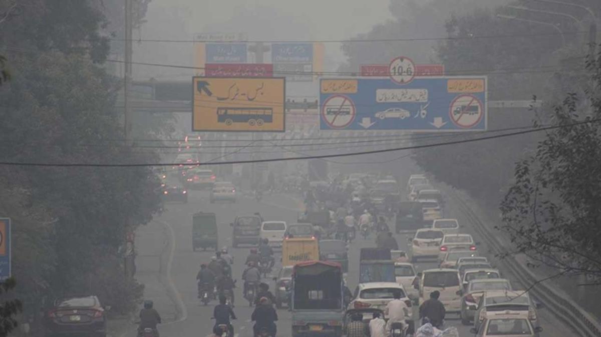 Pakistan'da hava kirliliği... Maske takmak zorunlu oldu