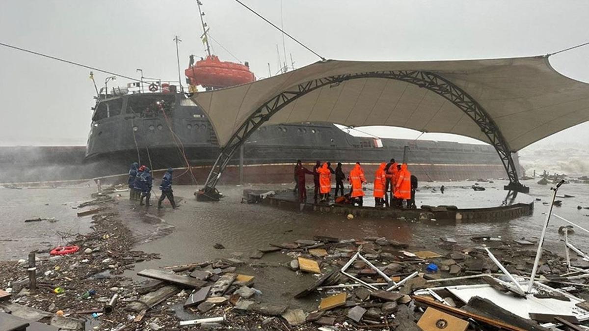 Zonguldak'ta frtnada mahsur kalan 3 gemi iin AFAD'dan aklama: 25 mrettebat kurtarld