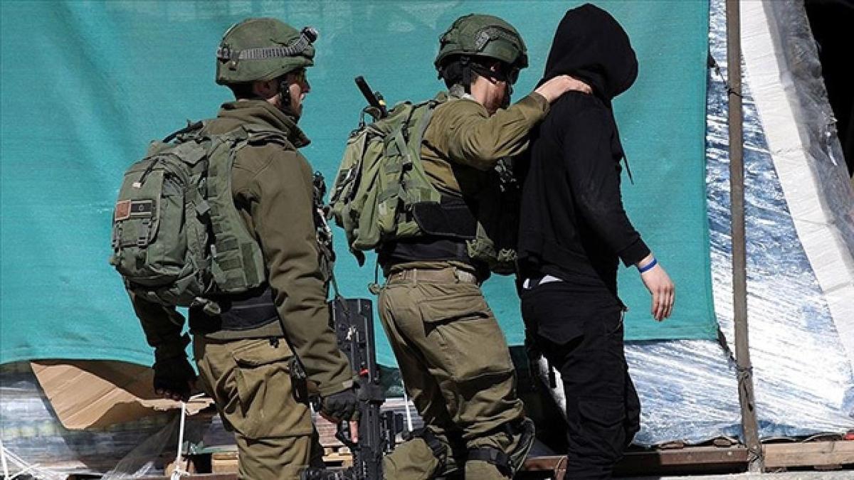 İsrail çeşitli bahanelerle Filistinli çocukları gözaltına alıyor