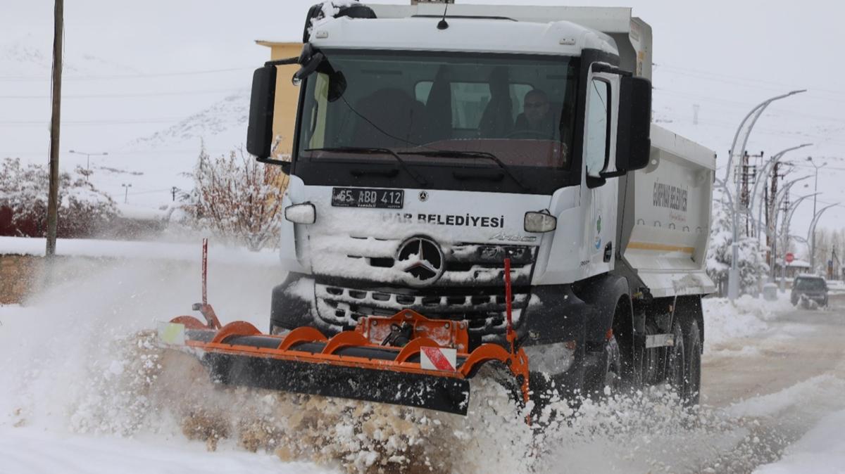 Van'da karla mcadele almas devam ediyor