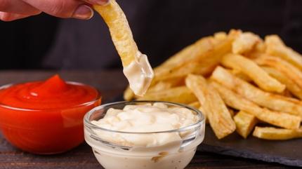 Patates kzartmasnn lezzetini 10'a katlyor! 1 yumurtayla mayonez tarifi