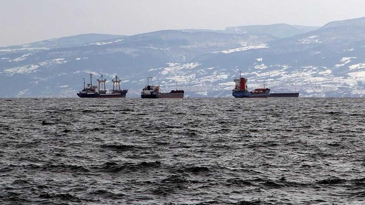 Meteorolojinin uyarsnn ardndan gemiler Sinop'a demirlendi