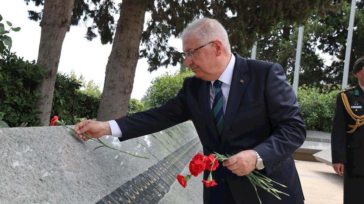 Bakan Gler'den Azerbaycan'da Trk ehitliine ziyaret