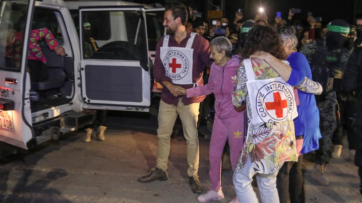 Esir takasnda 5. gn... 12 srailli Kzlha'a teslim edildi, 30 Filistinli serbest brakld
