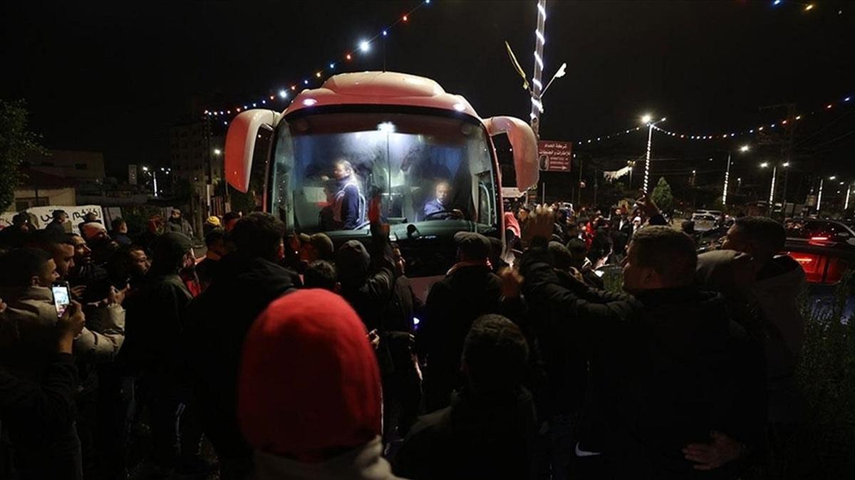 galci srail Filistinli 30 kadn ve ocuk esiri daha serbest brakt