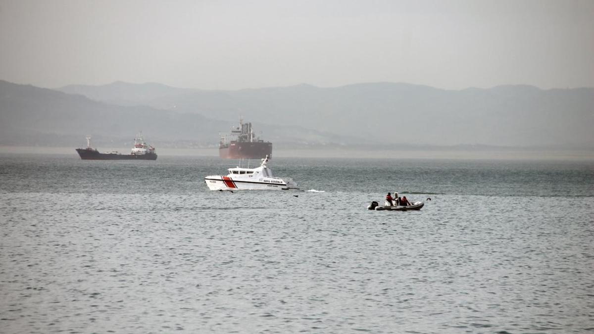 Zonguldak'ta batan geminin kayp 7 personelini arama almalar sryor