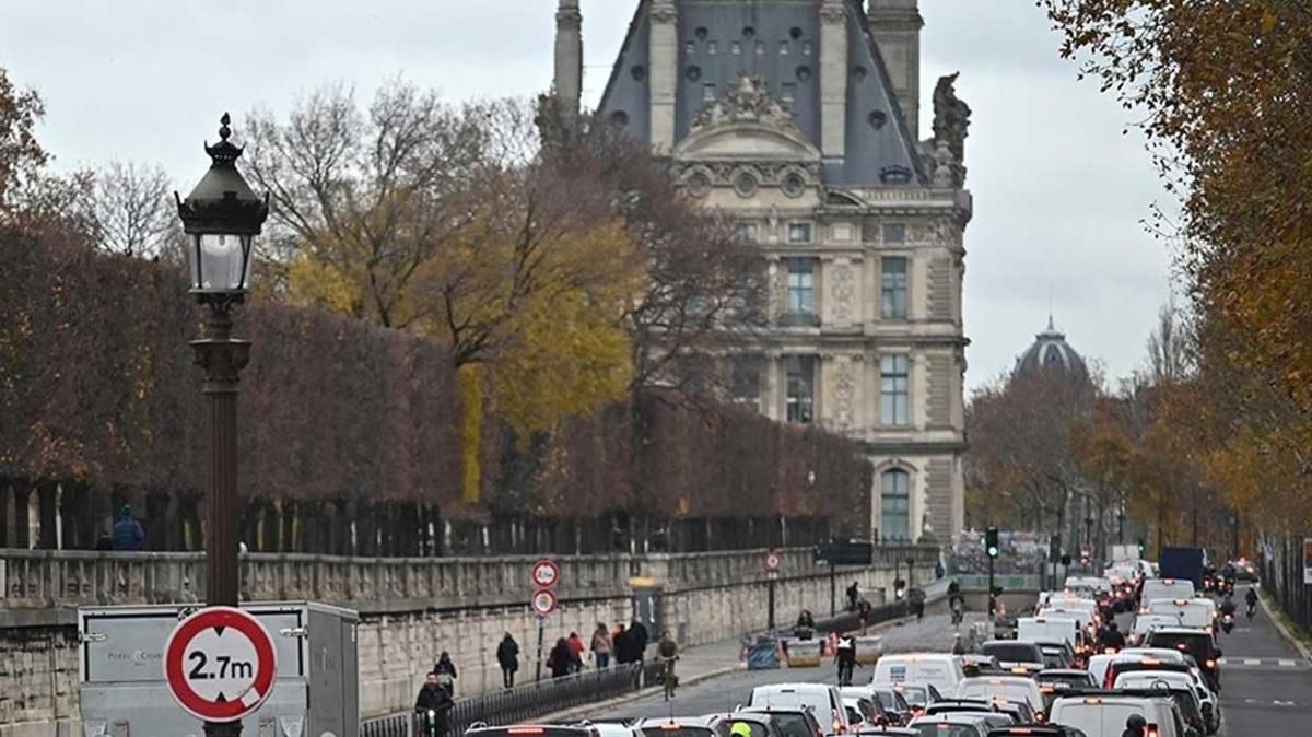 Fransa'da otobs ofrlerinden grev karar... Toplu tama aksad