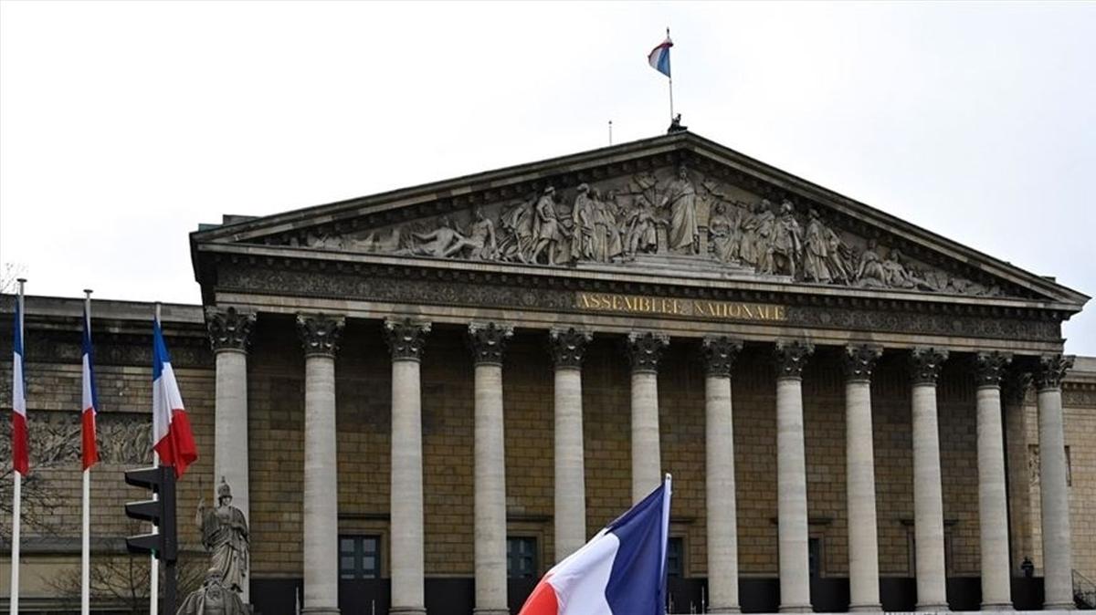 Fransa'da hkmetten 'Mslman kart' gazeteciye polis korumas