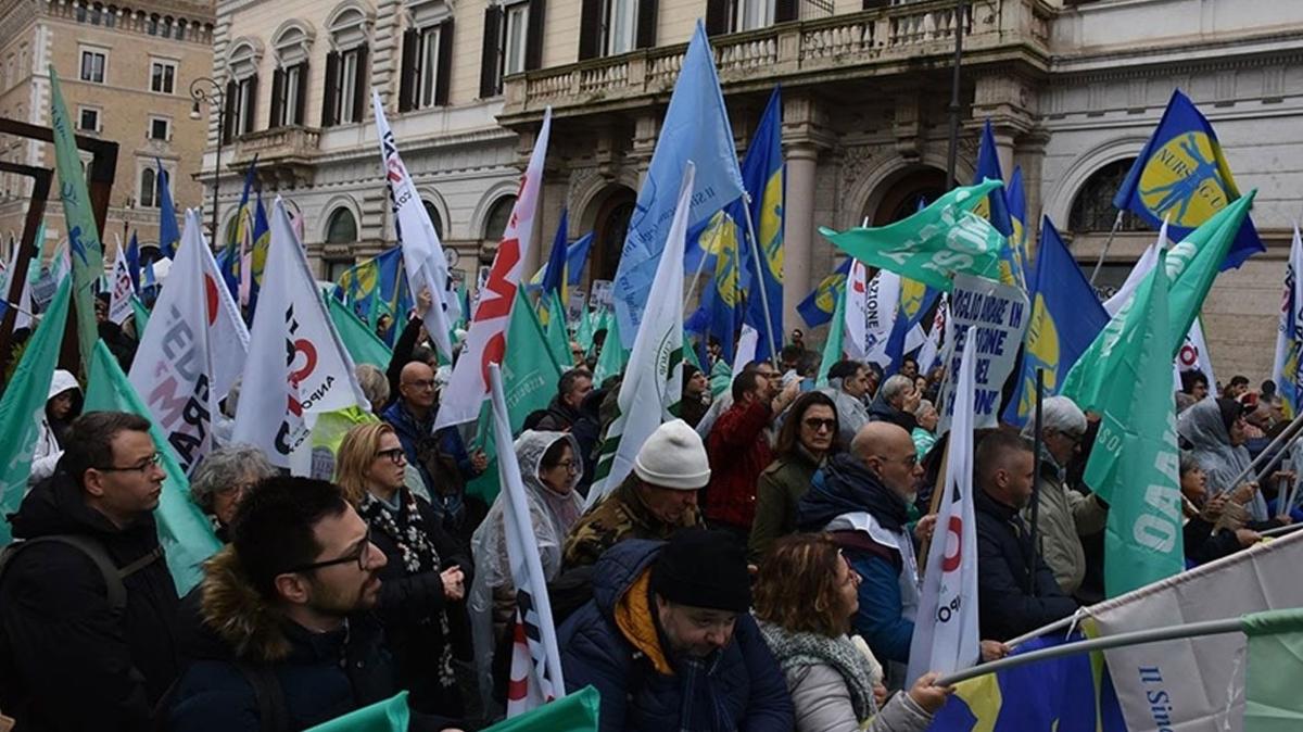 İtalya'da sağlık çalışanları 2024 bütçe yasa tasarısını protesto etti