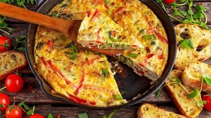 Kahvaltlk spanyol omlet tarifi! Pf noktas orta atete piirmek, maydanozla servis edin