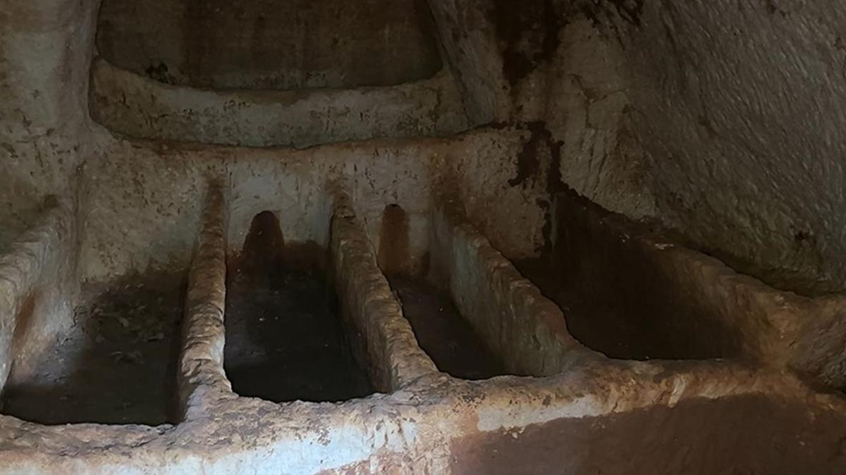 Roma dnemine ait... 1800 yllk oda mezar bulundu