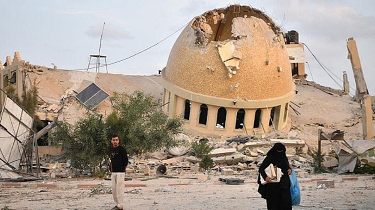 galci srail Gazze'deki meri Camisi'ni bombalad