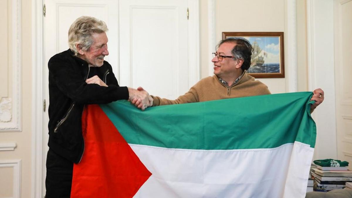 Roger Waters Kolombiya Cumhurbakan Gustavo Petro'yla Filistin bayra at