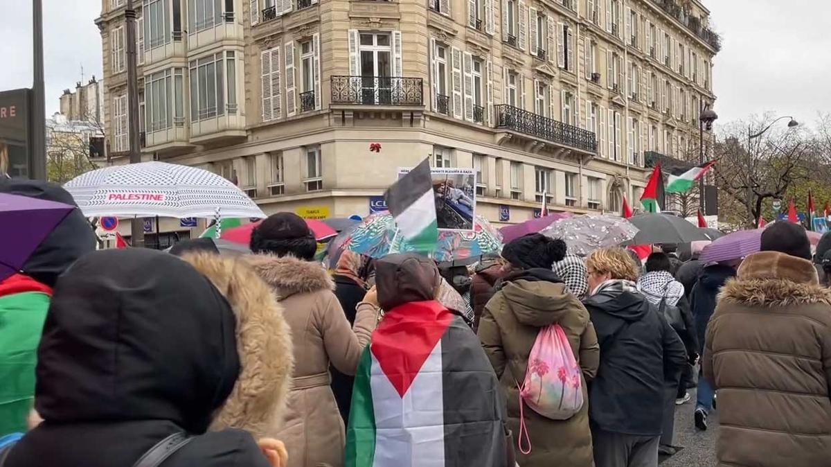 Paris'te yamur altnda srail protestosu