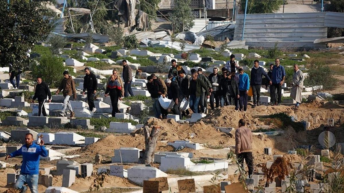 Gazze'de insanlk dram... Maghazi Mlteci Kamp yaknnda toplu mezarlar kazlyor
