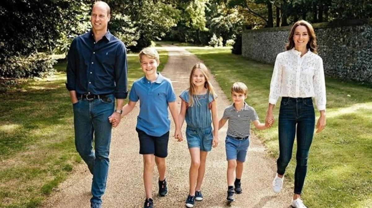 Galler Prensi William ile Galler Prensesi Kate Middleton'dan geleneksel Noel pozu