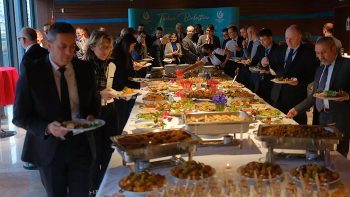 Fransa'da dzenlenen Trk Gastronomisinin 100' etkinliinde misyon efleri ve diplomatlar bir araya geldi