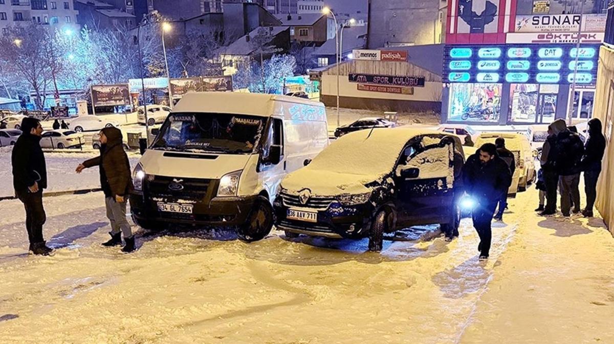 Erzurum'da kar ya trafii olumsuz etkiledi... Zincirleme kaza meydana geldi