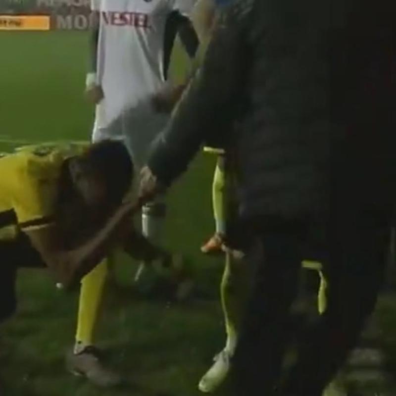 Simon Deli oynamak iin bakann ayana kapand!