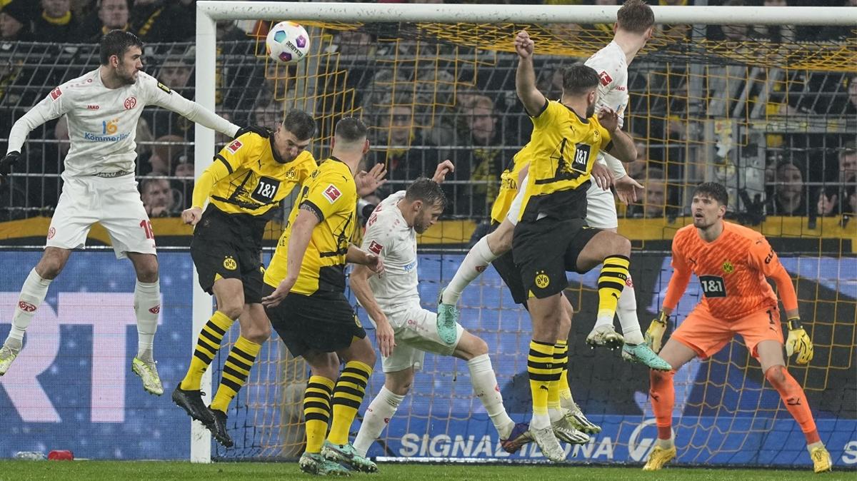 Borussia Dortmund'a evinde Mainz 05 engeli