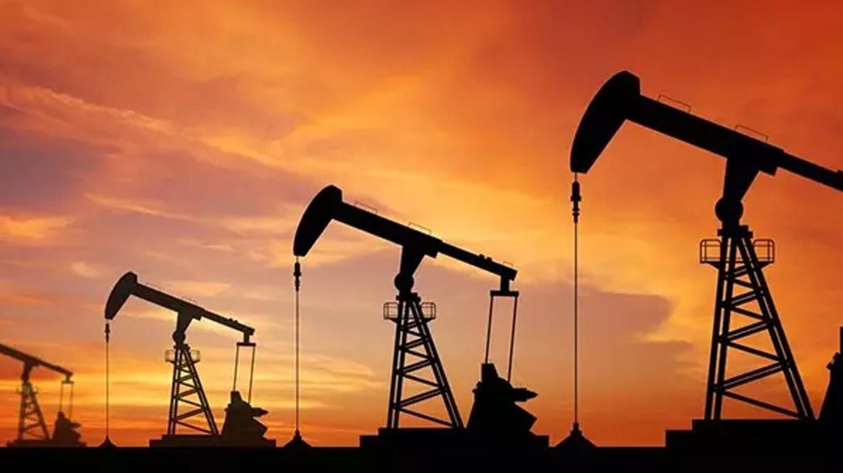 Brent petroln varil fiyat 79,67 dolar