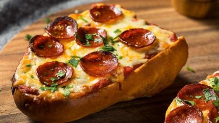 En pratik pizza tarifi: Tost ekmeinde yaplyor!