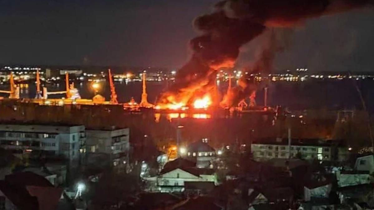 Ukrayna Krm'da Rus karma gemisini vurdu