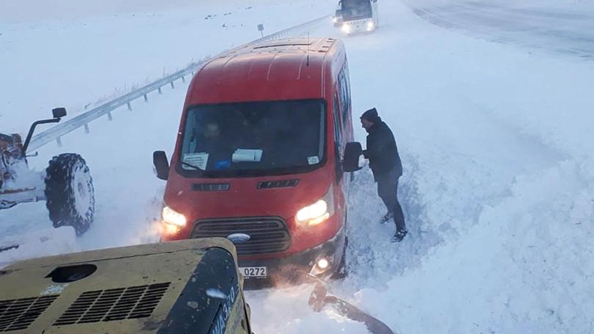 Ardahan'da ulama kar ve tipi engeli: Yolda kalan aralar kurtarld