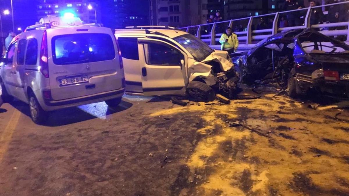 Mersin'de yaanan trafik kazasnda 2 kii yaamn yitirdi