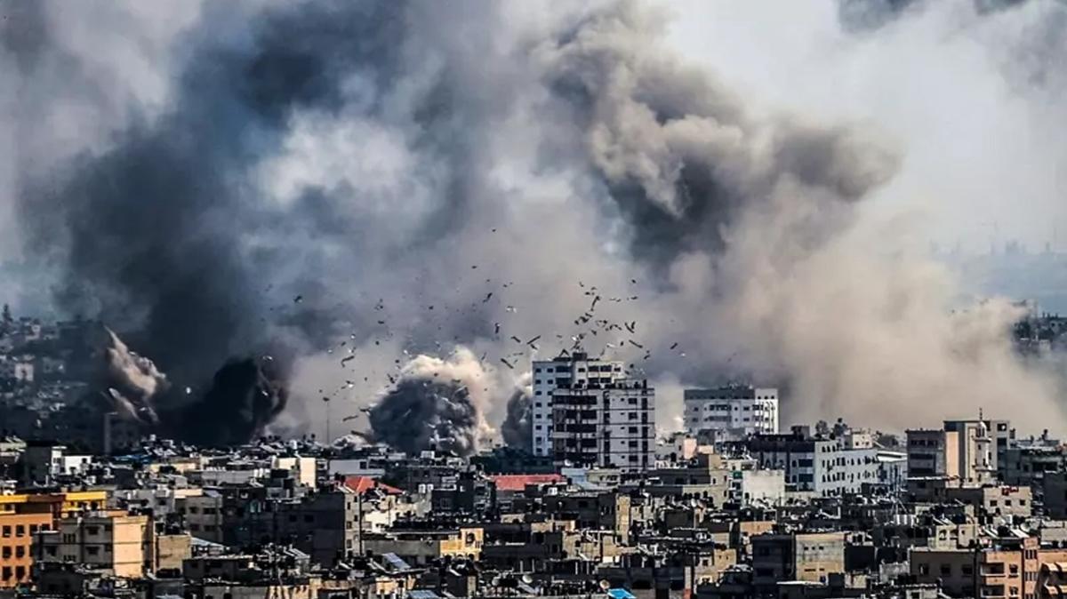 Gazzeli babadan yrek burkan hareket! Zarar grmesin diye oluna sarlarak uyuyor